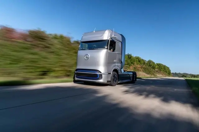 梅赛德斯-奔驰氢燃料电池概念卡车全球首发，续航可达1000公里