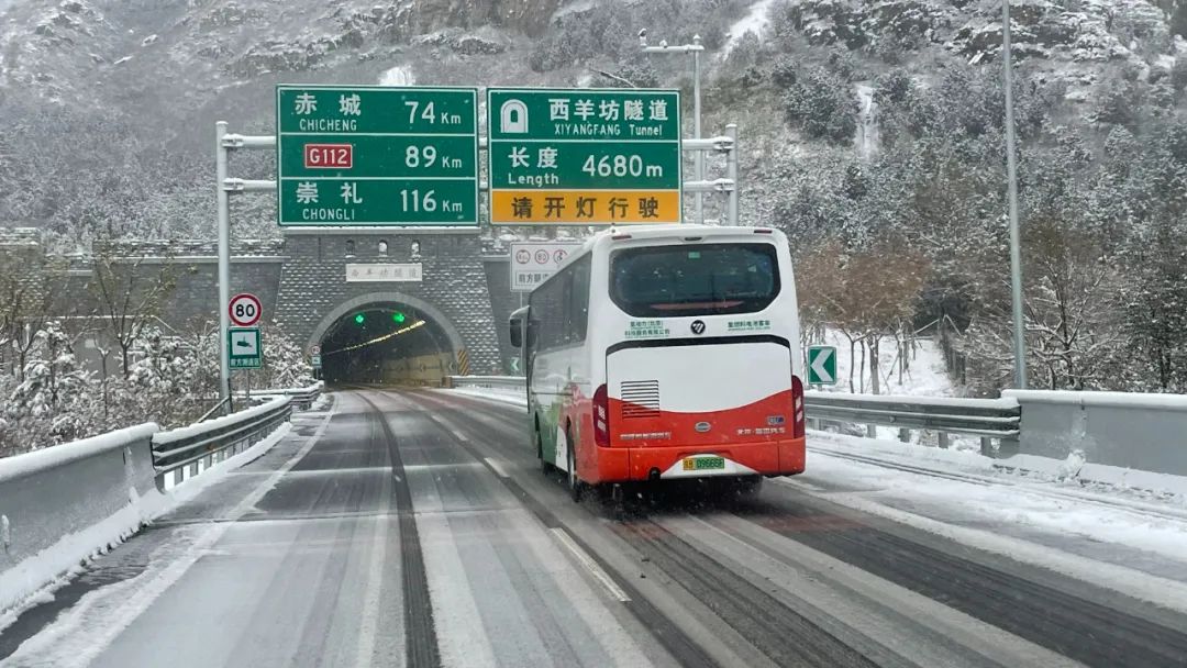 “氢腾”大巴顶风冒雪完成冬奥会接驳任务低温路测